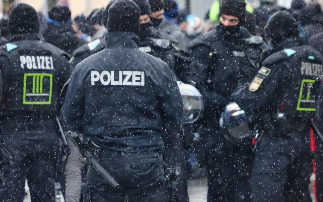 Dinas Damkar Sanggau Bersihkan Material Longsor di Lapangan