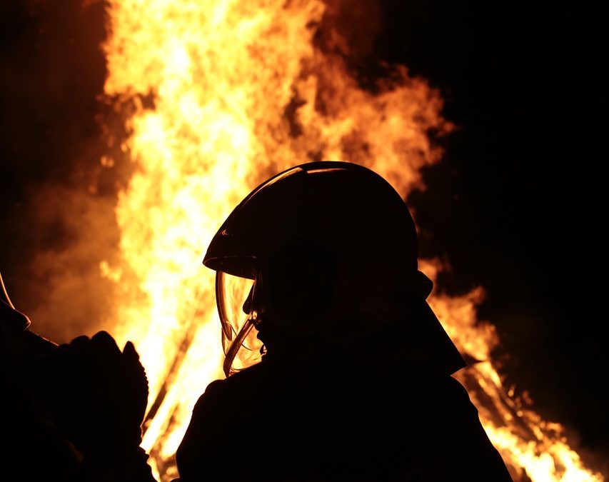 Dinas Damkar Sanggau Bantu Kecelakaan di Kantor Camat
