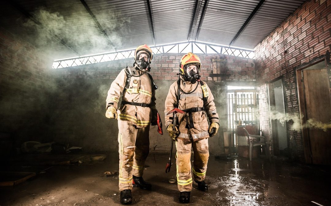 Dinas Damkar Sanggau Selamatkan Korban di Gudang