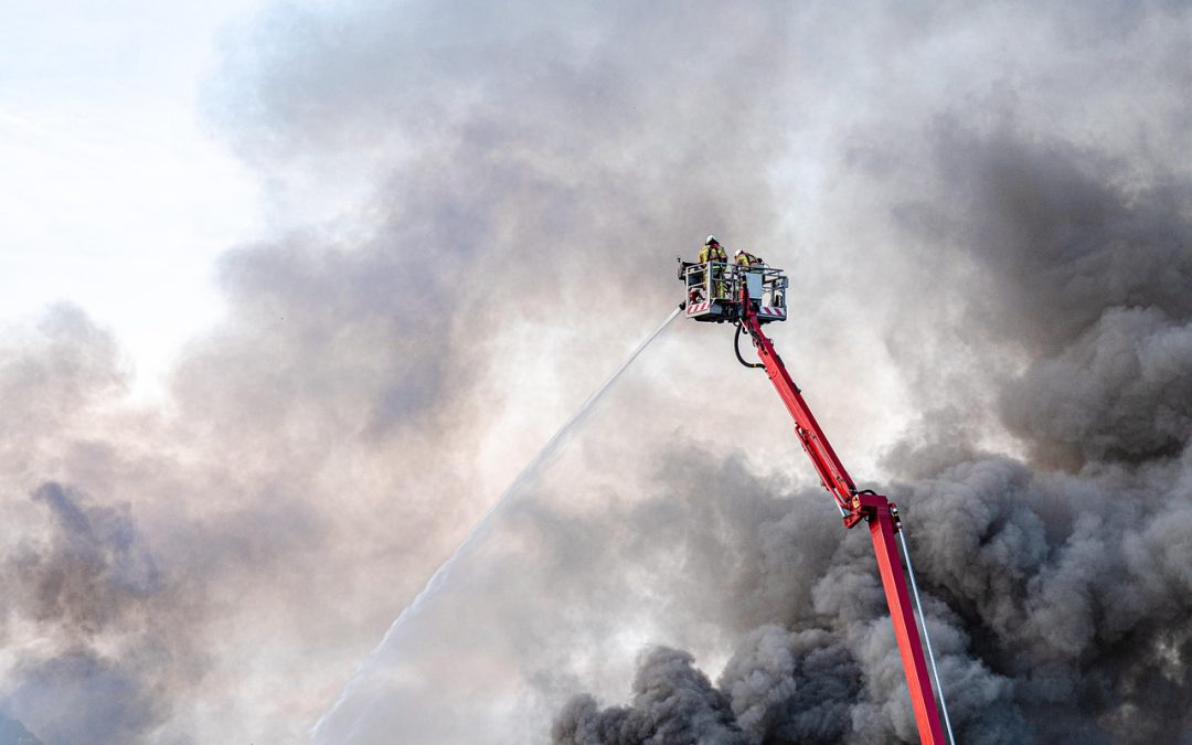 Dinas Damkar Sanggau Evakuasi Longsor Di Kantor Camat
